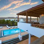 Villa Dedalos - Spacious Luxury With Heated Pool In Puerto Calero