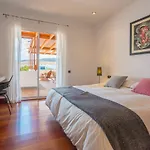 Dedalos - Spacious Luxury With Heated Pool In