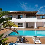 Dedalos - Spacious Luxury With Heated Pool In Villa *