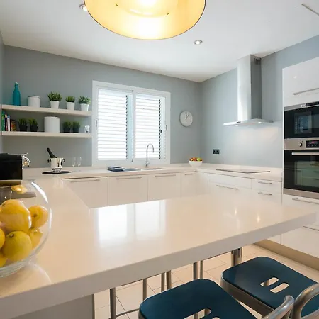 Villa Dedalos - A Luxury Large With A Heated Pool In *