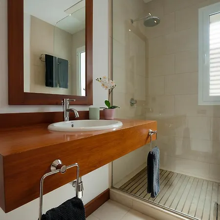 Villa Dedalos - A Luxury Large With A Heated Pool In Puerto Calero