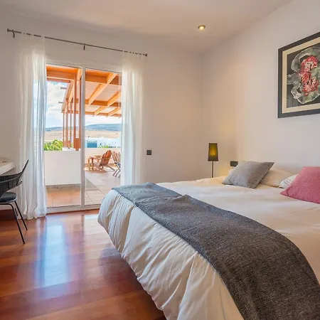 Dedalos - A Luxury Large With A Heated Pool In