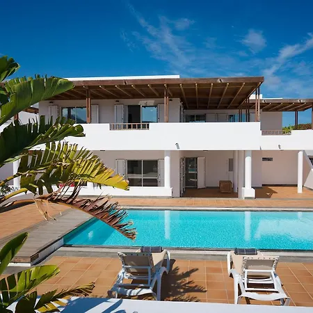 Dedalos - A Luxury Large With A Heated Pool In Villa *